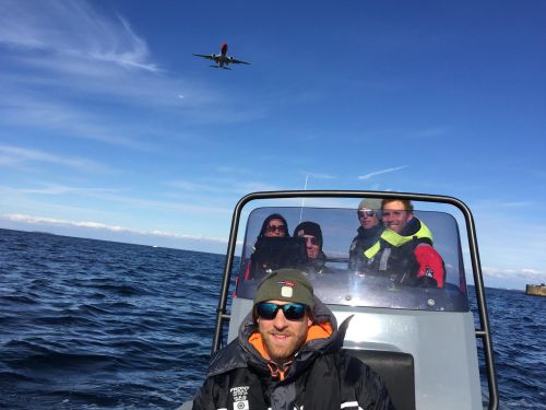 Når man tager et speedbådsbevis på Amager kan man også komme tæt på flyene